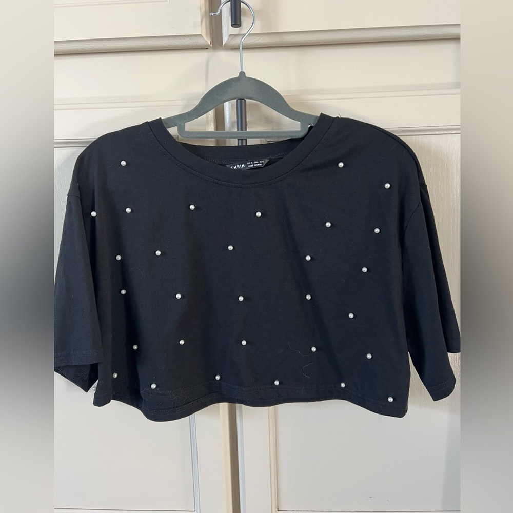 103 NWOT Black cropped Tee with Pearls
